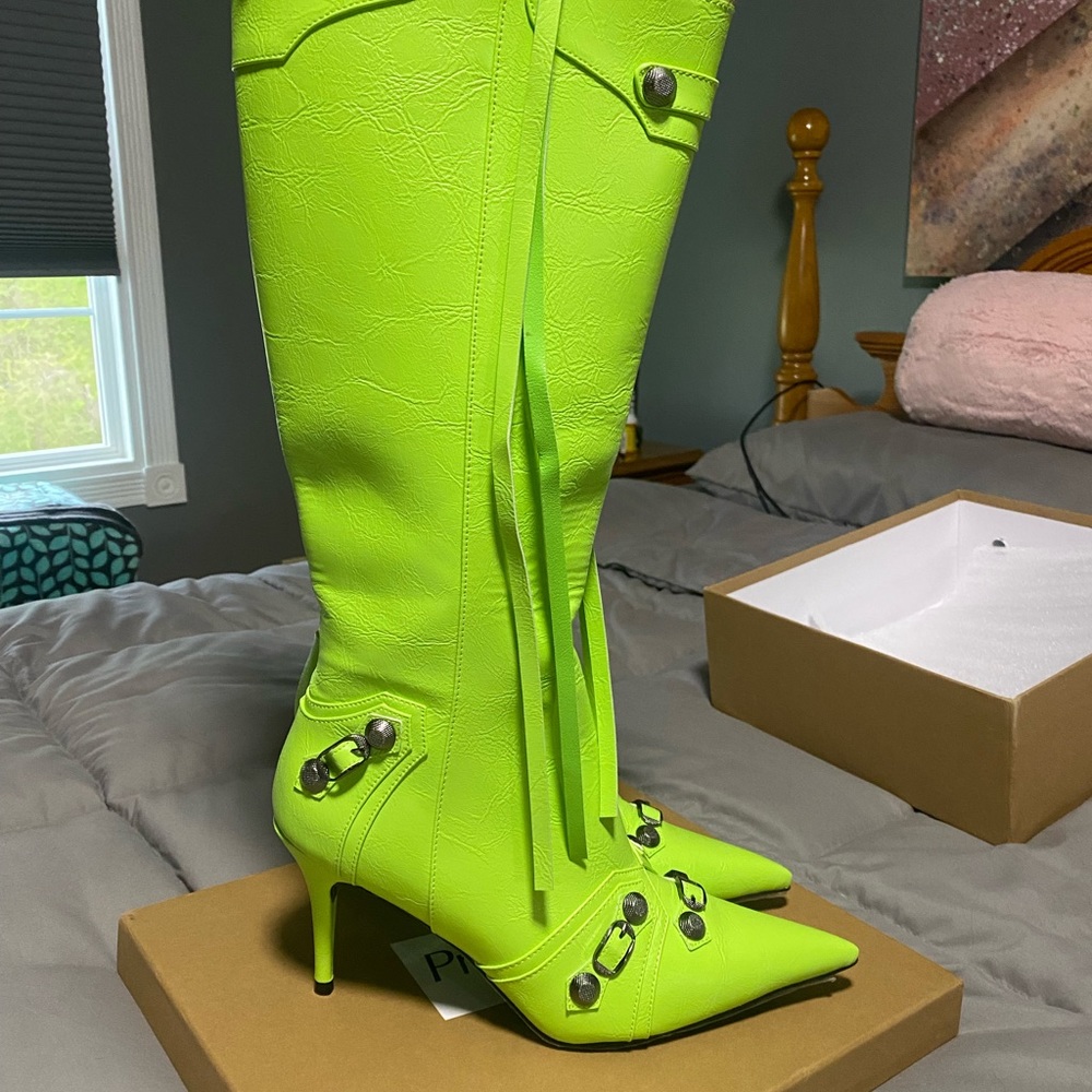 POINTED TOE BRIGHT GREEN BOOTS